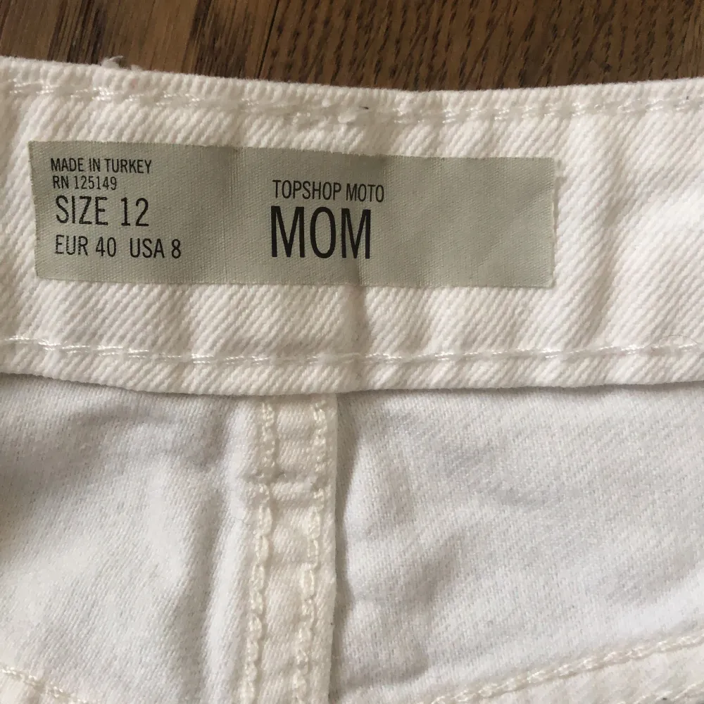 Ett par fina vita shorts i bra skick. Knappt använd. I stilen ”mom”. Shorts.