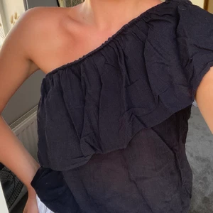 One shoulder topp - One shoulder topp från h&M i storlek 34 men passar även 36. 💕