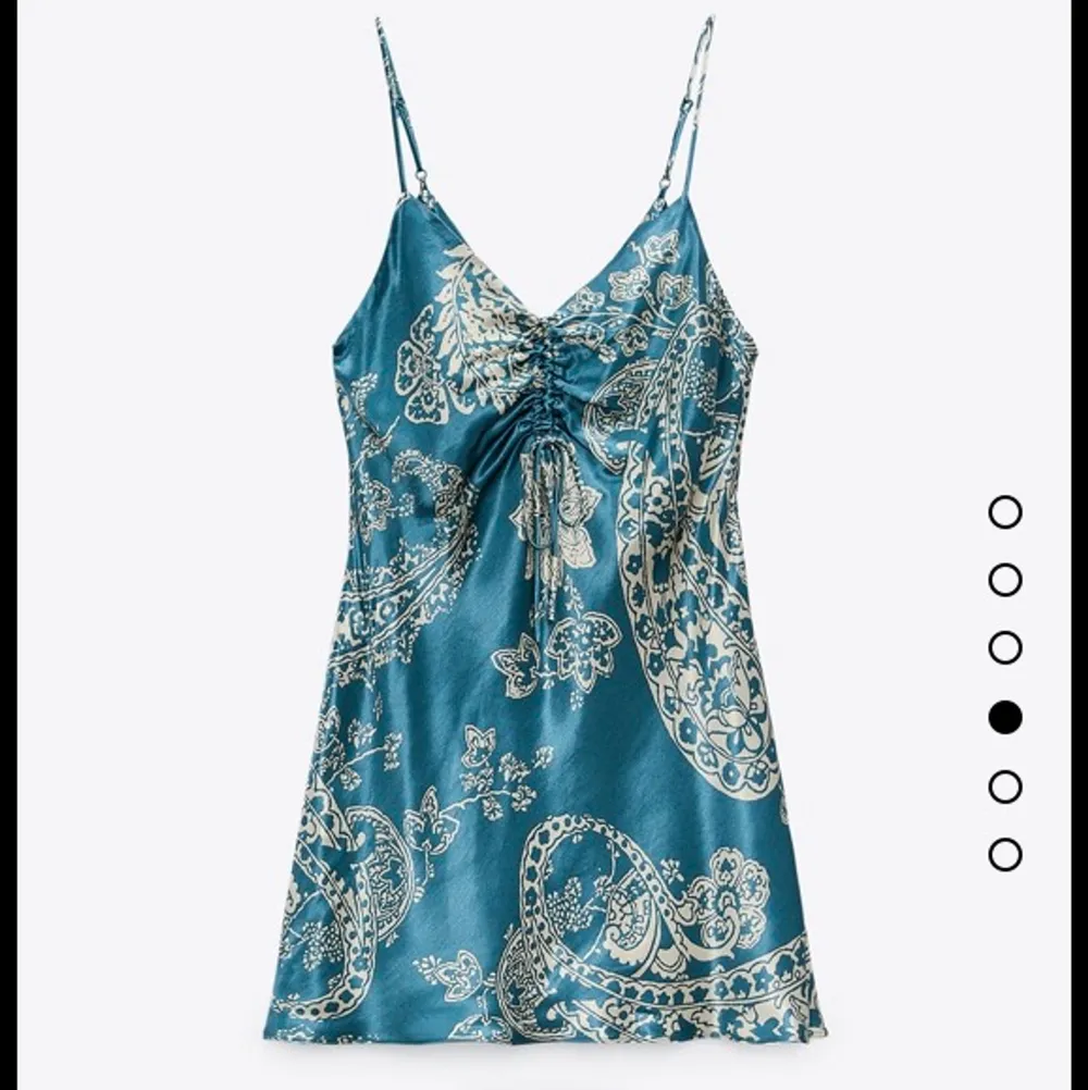 Säljer en söt klänning från Zara, lappen kvar och helt oanvänd. Finns kvar på hemsidan men säljer den billigare här💕 frakten ingår i priset!!. Klänningar.