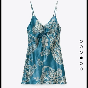 Zara klänning - Säljer en söt klänning från Zara, lappen kvar och helt oanvänd. Finns kvar på hemsidan men säljer den billigare här💕 frakten ingår i priset!!