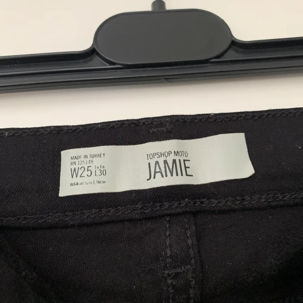 Ett par svarta slita jeans från Topshop Moto Jamie i storlek W25. . Jeans & Byxor.