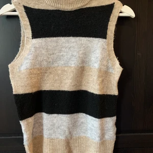 Slipover storlek S - Superfin slipover med en liten krage! 🤎 saknar storlek men uppskattar att det är en XS! Använd sparsamt men den är aningen nopprig ändå eftersom den är av endast akryl och polyester! 100 kr + frakt! 