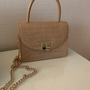 Beigh handväska med guldkedja - Beigh handväska med guldkedja från HM. I princip oanvänd, rymlig och så fin!