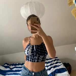 Topp, storlek s - Supersöt topp från SHEIN i storlek S. Den är justerbar så kan anpassas efter större eller mindre byst. 