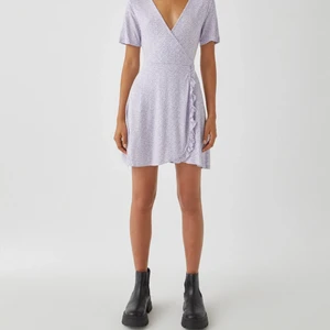 Lila blommig klänning från pull and bear - En jätte fin och somrig klänning från pull and bear. Den är i bra skick och ej använd så mycket. Säljer pågrund av att den inte används längre. Klänningen är i storlek XS! Om du vill ha bild på något speciellt eller om du har någon fråga kontakta mig💗