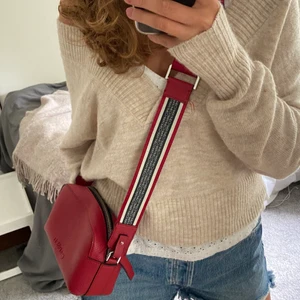 Väska  - Säljer denna supersnygga väska från Calvin Klein! Den är justerbar så man kan själv bestämma längden på bandet. Använd väl och därav finns det lite slitningar/ lösa trådar, men annars är den i bra skick! DM vid intresse!💕💕 (köpare står för frakt)