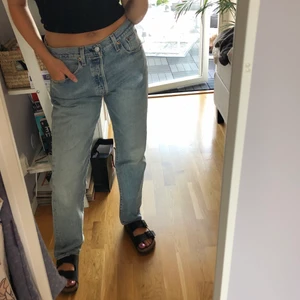 Levi’s jeans - Ett par riktigt snygga Levi’s jeans köpta i New York men som aldrig kommit till användning. Modellen är den klassiska 501 och storleken är mindre än vad som anges. Mer information vid intresse 😊