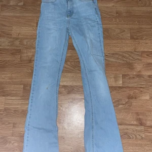 GinaTricot perfect jeans - Ett par lite bootcut jeans från Gina! Knappt använda men växt ur de! Storlek XS, och de är ett jätteljust material💕