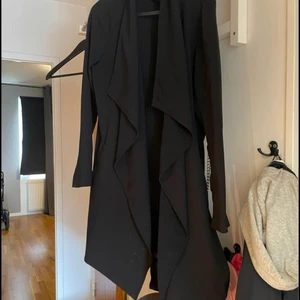 Trenchcoat  - Använd någon gång , med fickor köpt på Nelly förra året ej solblekt hel och ren storlek s 