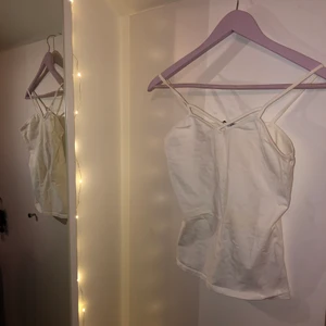 Linne - Fin vit top/linne med något extra på framsidan. Aldrig använt