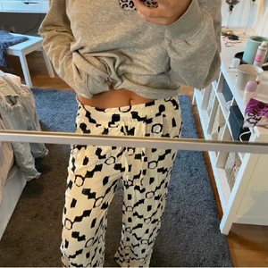 Mönstrad byxa - Säljer dessa supersnygga mönstrade byxor från H&M, de är jättefina nu till sommarn! Skriv för mer info.❤️