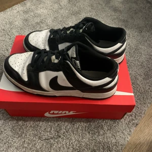 Nike dunk storlek 43 EU - Ett par dunks i storleken 43, skorna är schyst skick och har inga stora flaws. Till skorna finns original boxen, boxen är i bra skick. Säljes för 1500kr eller till de bud som jag gillar. Nypris på skorna är runt 2500kr.