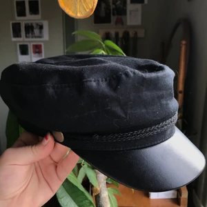 Gubbkeps.  - Gubbkeps, båtmössa, hatt, keps. I svart, strl 58/L. Bra skick! Perfekt nu till hösten med en fin halsduk. Kan skicka bler bilder eller mått på begäran. Kolla gärna in mina andra annonser, samfraktar gärna! 🐅