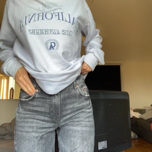 Svart melerade Zara jeans  - Zaras 90’s full length Jeans … Svart melerade Zara jeans med en mellanhög midja . Jeansen är full längd och har ofollade byxben ( ingen söm längst ner på byxbenet . ) slitna detaljer på fickorna. ( köparen står för frakten !💗)