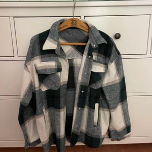 Rutig skjortjacka  - Grön rutig skjortjacka i oversized modell