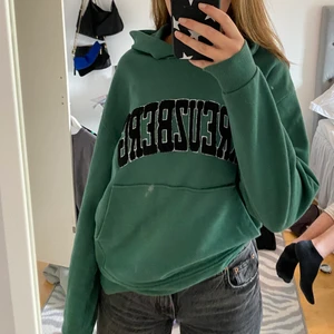 Grön hoodie - Jättefin och slutsåld hoodie från ASOS, kommer ej till användning så jättefint skick!💚 ❗️Högsta bud 200kr❗️ Köp direkt: 270