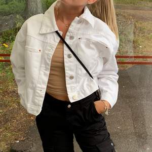 En croppad oversized jeansjacka från Zara, storlek S. Jättefint skick och skitsnygg jacka! Säljer pga har ingen användning för den längre