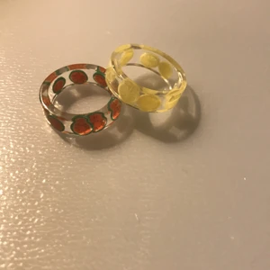 Frukt ringar - Två frukt ringar från Shein. 10 kr styck.
