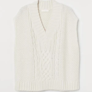 eftertaktad HM slipover (väst) - En superfin kabelstickad slipover från hm. Storlek: S. Toppskick.