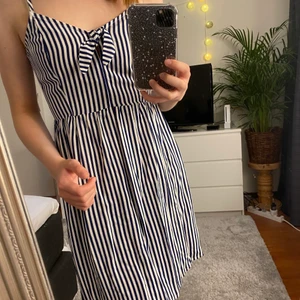 Randig klänning - En gullig vit och blå randig klänning i storlek 34 