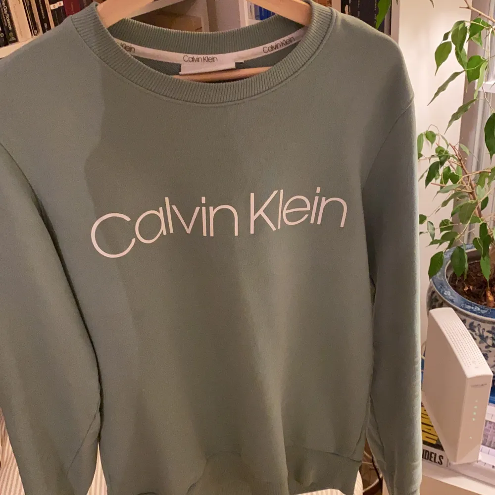 Säljer min Calvin Klein tröja som är i mycket fint skick. Har använt den flera gånger men den ser ut som en ny. Köpte den för SEK 1000 i september. Storlek S. Tröjor & Koftor.