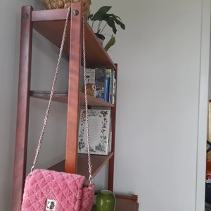Rosa väska från Beck Söndergard - Rosa luddig väska med klädsam axelrem från Becksödergard.