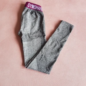 Gymshark flex - Strl xs. Nyskick då dessa endast är provade, dock äldre modell som endast legat i garderoben sedan köp.  Kommer från djur- och rökfritt hem 🌸 Frakt tillkommer, 51 kr spårbar.