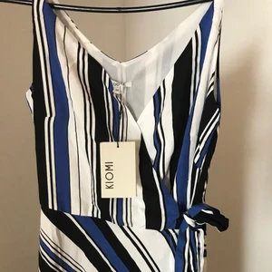 Kiomi omlottklänning - Ny med prislapp! Följ mig, jag lägger till massor av kläder till biliga priser!