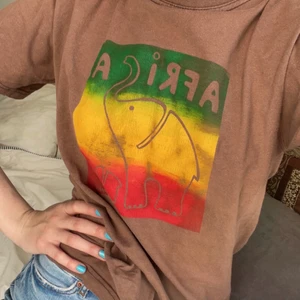 T-shirt med tryck - Säljer brun T-shirt med trycket på bilden! I hörnet på trycket står det Tanzania☀️ frakt tillkommer