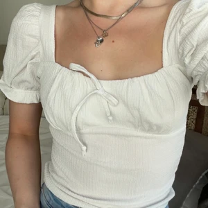 Topp - Sötaste toppen med puffärm! Dubbelt tyg över bysten så man behöver inte bh🥳 aningen djupare i ryggen! säljer pga har inte plats i garderoben längre😭 frakt tillkommer!