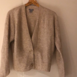 Stickad kofta - Säljer nu denna super fina ljusbruna kofta, då jag inte får den till andvändning💞Storlek M och sitter lite oversized, men annars väldigt fin och endast provad😊