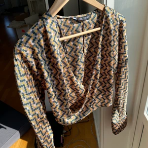 Topp - Säljer denna omlott-topp från ZARA i storlek S. Aldrig använd så den är som ny✨ Säljs för 150kr ink frakt, vid mycket intresse sker en budgivning:)💖