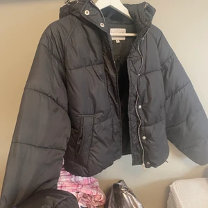 Vinterjacka, jacka - Säljer nu min fina vinterjacka från Nakd, stl 32 men passar till 34/36, man kan bestäma själv om man vill ha den vroppad eller inte. Nyskick!!💕