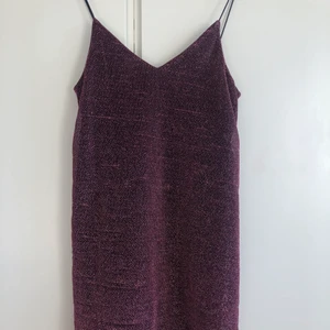 Glittrig klänning - Glittrig miniklänning från monki. 