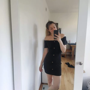 Svart klänning. M storlek - Perfekt för sommaren. Sann till storlek (M). Bra material. Helt ny klänning. 