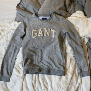 Gant sweatshirt - Säljer min gråa gant sweatshirt i storlek XS. Skriv privat för mer info och mer bilder😊 ❕Kunden står för fraktkostnaden❕