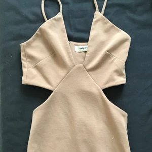 Twin X sister klänning  - Säljer pga att den aldrig kommer till användning ta bara plats i garderoben. Fint material och fin passform dock! 