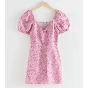 Fitted Puff Sleeve Mini Dress - Fin klänning från & Other Stories i storlek 34, aldrig använd med prislapp kvar. Säljer eftersom den va lite för liten!