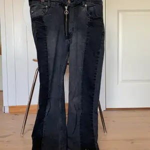 GÖRSNYGGA jeans från Norr som jag inte vill sälja men de är tycärr lite tajta nu så använder aldrig. Inte skinny jeans men inte baggy så lite mer raka fast lite formade efter kroppen också så en bra blandning. Odinariepris 880kr. Passar nog 36-38.