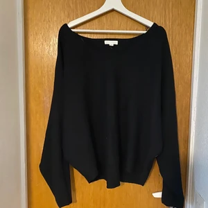 Stickad tröja - Svart stickad tröja tungt plagg använd fåtal gånger 