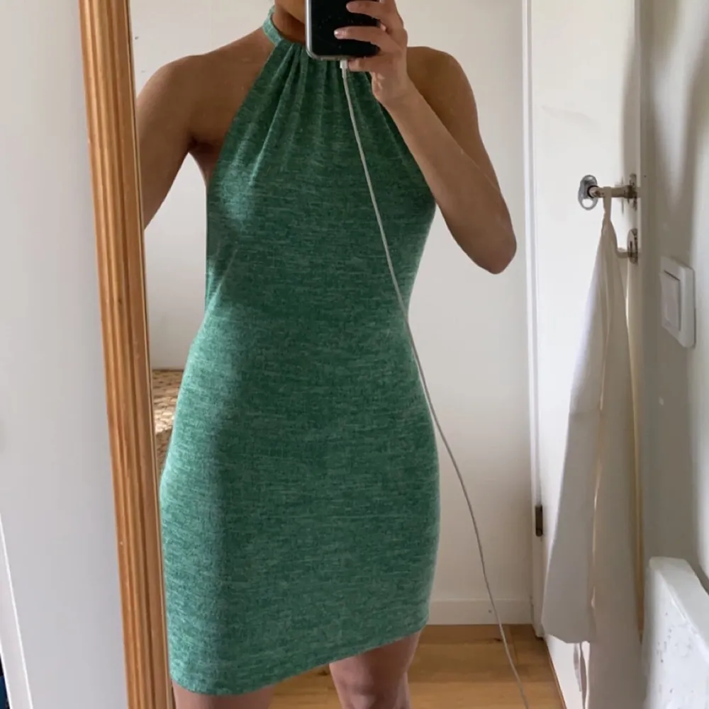 Med sorg säljer jag nu denna as sexiga klänning. Den är grön och så himla fin till sommaren. Tyvärr lite för liten för mina bröst:/ 💚 BUDA. Klänningar.
