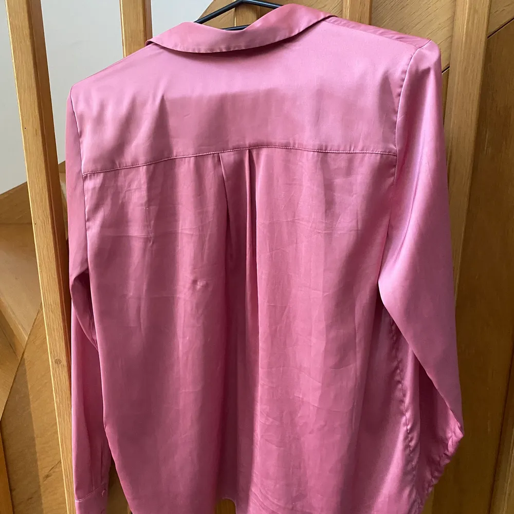 Säljer den rosa fina silkesskjortan används cirka 2 gånger💕. Toppar.