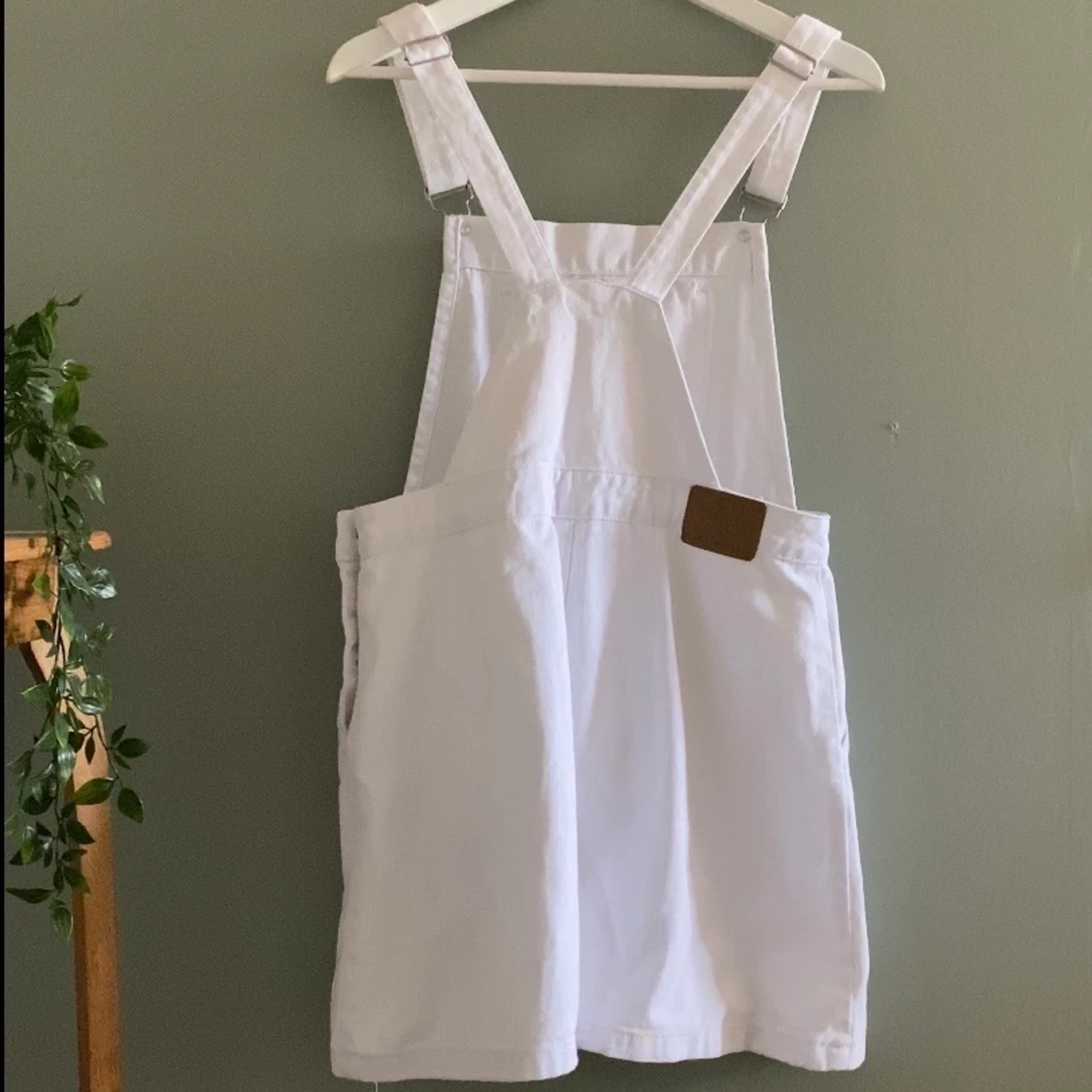 Vit jeansklänning med silvriga spännen  - 90