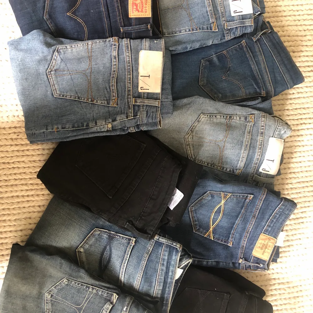 Märkesjeans i storlek 24-27, flera är oanvända och några har prislapp, skriv vid intresse. Jeans & Byxor.