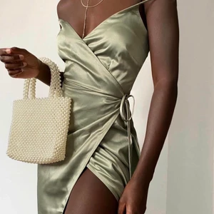 Klänning - Jättesnygg grön klänning från nakd, perfekt till sommaren och svär din booty kommer se kexig ut