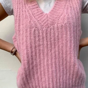 Designbysi VÄST - Säljer nu min älskade väst från designbysi i storlek xs-s å i denna söta rosa färgen!!❤️ älskar denna, nyskick å inte nopprig!!!! Nypris: ca 340 kr & mitt pris 160 kr💕💕
