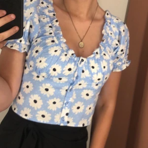 Blommig blå topp - Bloomig topp ifrån ginatricot som bara används några få gånger. Är ganska stretchig.