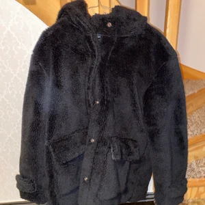 OVERSIZED teddy jacka  - Har aldrig använt jackan, den är i bra skick och original priset är 900kr ! 