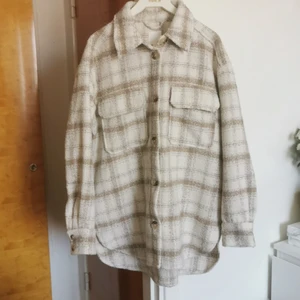 Skjortjacka - En snygg beige skjortjacka köpt på h&m förra året. Ganska lång modell. Sparsamt använd. Frakt ingår i priset. 