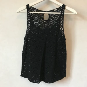 Spetslinne i svart, S - Så fint linne i någon slags spets, så snyggt med bh eller annat linne under! Storlek S, men funkar även för XS. Kan mötas i Stockholm eller skicka mot fraktkostnad! ✨🌸✨